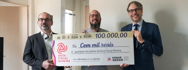 Governo de Minas entrega cheque simbólico de R$ 100 mil a ganhador da Nota Fiscal Mineira