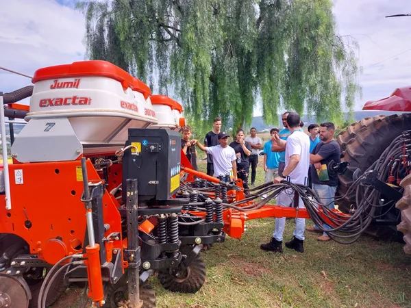 Empresa de Pesquisa Agropecuária de Minas Gerais promove ação para divulgar curso superior em Tecnologia de Agropecuária de Precisão