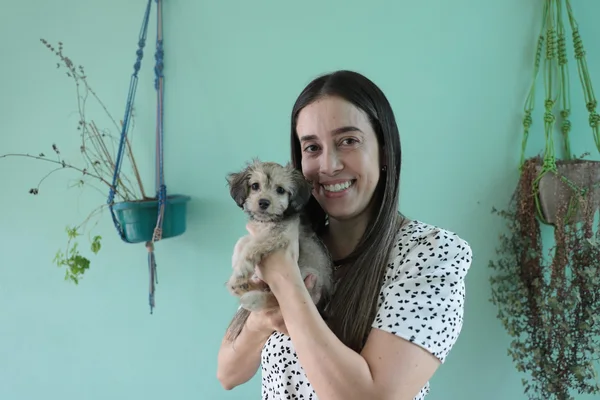 Letícia Gabriel adotou filhote resgatada pelo canil do Centro de Castração de Pompéu, um dos municípios ligados ao Programa Estadual de Resgate Animal