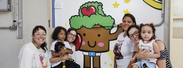 Crianças com traqueostomia recebem homenagem de grafiteira que espalha bolinhos por BH