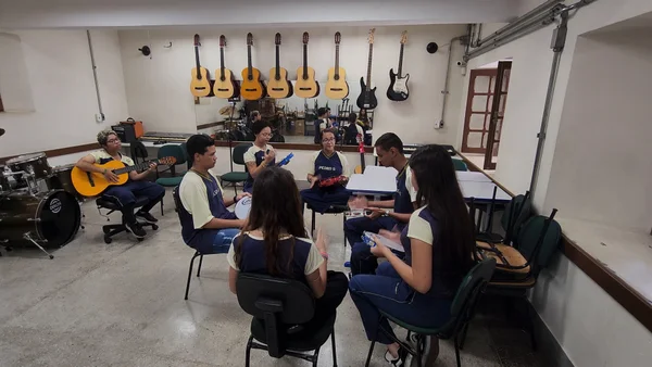 Na E. E. Pedro II, uma das alternativas para substituir o uso de celulares durante os intervalos é a sala de música