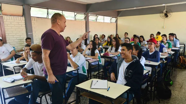 Estado publica 6.391 atos de progressão e promoção de servidores da Educação em Minas