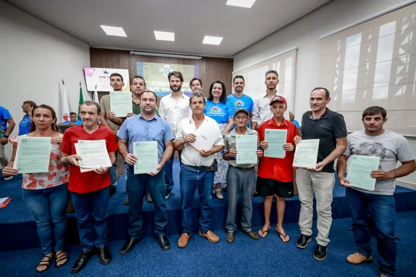 Governo de Minas entrega títulos de regularização fundiária no Centro-Oeste do estado