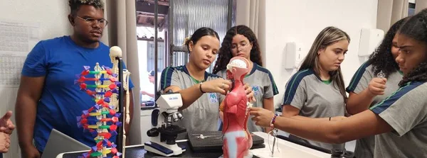 Escolas estaduais de Minas Gerais recebem laboratórios móveis para aulas práticas de ciências