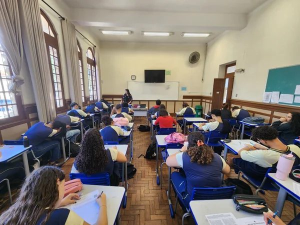 Estudantes da rede estadual de Minas realizam primeiro teste de redação preparatório para o Enem 2025