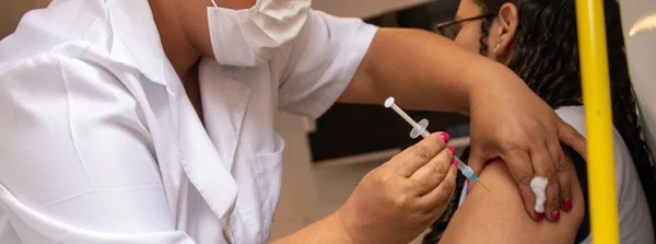 Minas Gerais inicia campanha de vacinação nas escolas