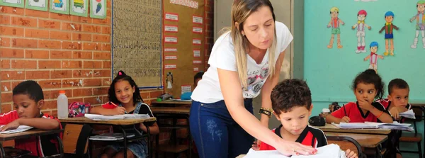 Governo de Minas publica 4.548 atos de progressão e promoção de servidores da Educação