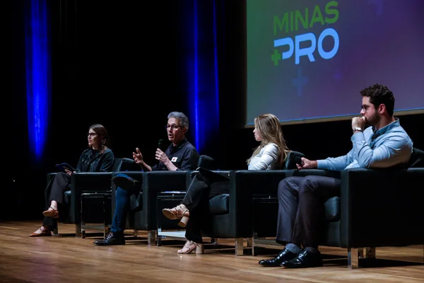 Governador de Minas compartilha experiências de liderança e empreendedorismo com jovens de clube em Belo Horizonte