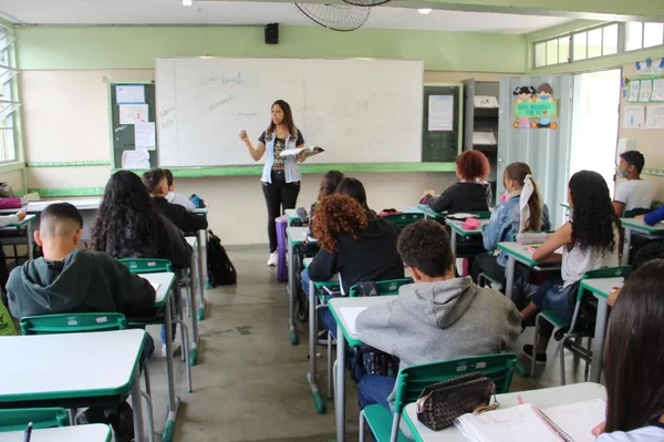 Governo de Minas sanciona reajuste para professores da educação básica