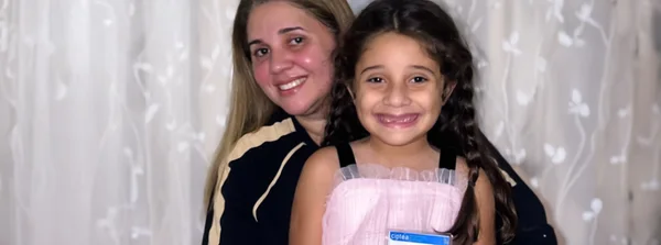 Katariny Esteves e a filha Clara, que tem a Ciptea
