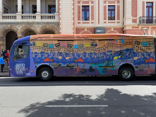 Com patrocínio da Copasa, projeto lança edital para artistas estamparem ônibus da Região Metropolitana de Belo Horizonte