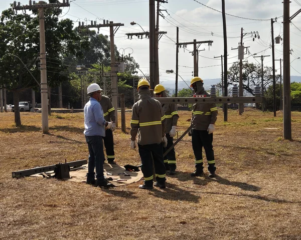 Cemig lança concurso público com 150 vagas para eletricistas