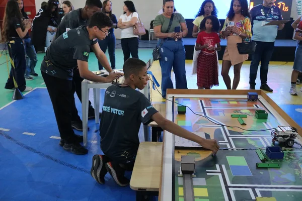 Estudantes da rede estadual de Ibirité garantem vaga em nova etapa de torneio de robótica