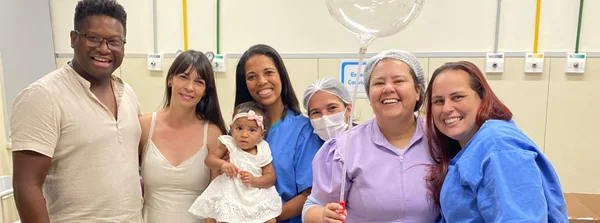 Família retorna à Maternidade Odete Valadares para comemorar primeiro aniversário de bebê e agradecer por vidas salvas