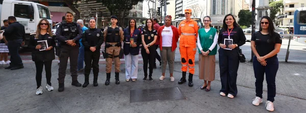 Ação realizada na Praça Sete chama a atenção da população de Belo Horizonte para o mês de combate à violência contra a mulher