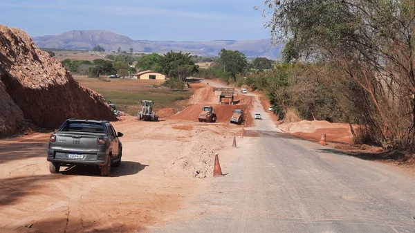 Após mais de uma década, máquinas já trabalham na pavimentação e restauração da MG-170, entre Pimenta e Guapé