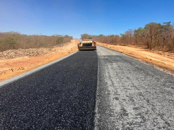 Trecho em pavimentação da rodovia entre Pintópolis e Urucuia