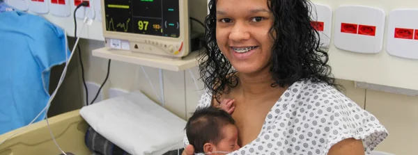 Maria Clara de Souza com a pequena Mayuri, que nasceu na 31ª semana de gestação