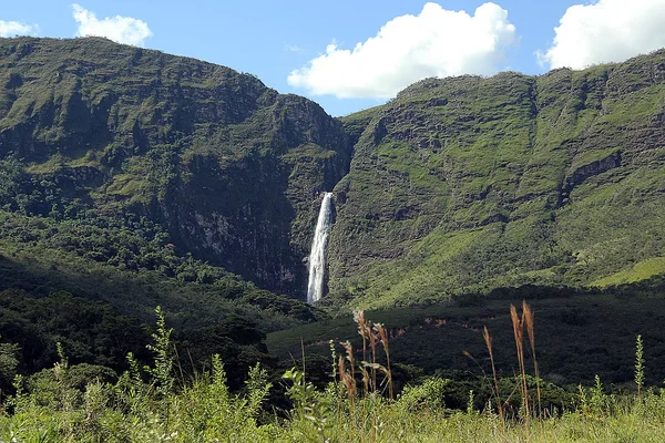 Cachoeira Casca D´Anta, protegida no Parque Nacional da Serra da Canastra, transborda em uma parede de rocha de 186 metros de altura.
