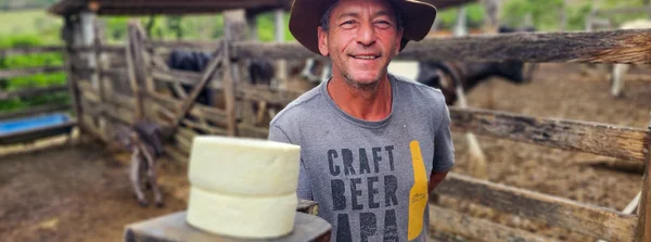 O produtor José Tadeu mantém viva a tradição do Queijo Minas Artesanal em Congonhas do Norte, com a receita passada de geração em geração.
