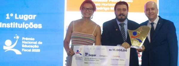 Professor Rodrigo Marzano recebendo o prêmio de 1º lugar na categoria Instituições
