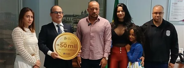 Ganhador de R$ 50 mil da campanha 'Sorte no Tanque' da Nota Fiscal Mineira recebe o prêmio do Governo de Minas
