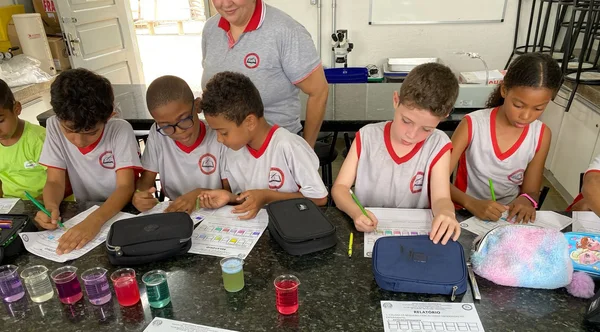 Projeto Pequeno Cientista aproxima crianças da ciência e fortalece formação técnica em escola estadual