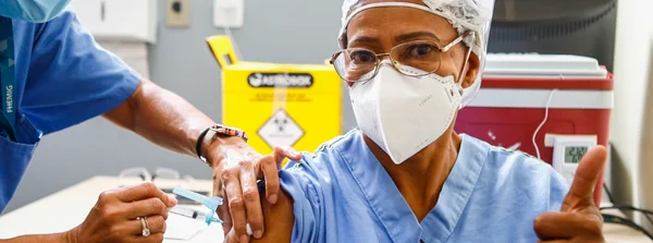 A técnica de enfermagem Maria Bom Sucesso Pereira foi a primeira pessoa vacinada contra a covid-19 em Minas Gerais