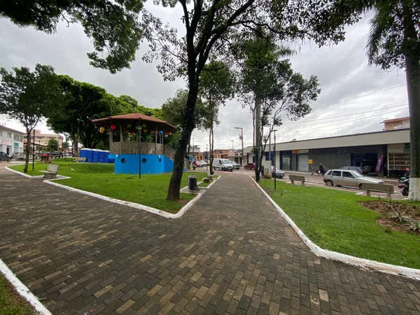 Praça Tancredo Neves, em Pequi, reformada