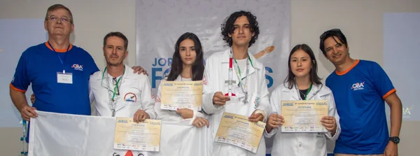 Victor Hugo Abreu (centro), de 17 anos, quer estudar Ciências da Computação