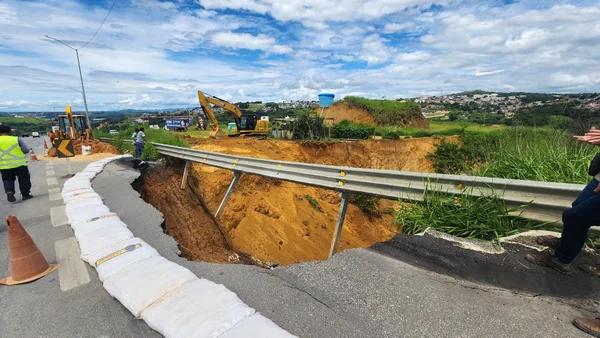 Obras interditam totalmente trecho da MG-010 em Vespasiano