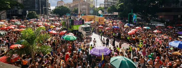  Carnaval da Liberdade lota avenidas sonorizadas em BH e deve injetar R$ 5,7 bilhões na economia
