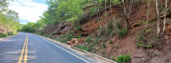 DER implanta “Pare e Siga” na MGC-135 para obras de contenção no Norte de Minas