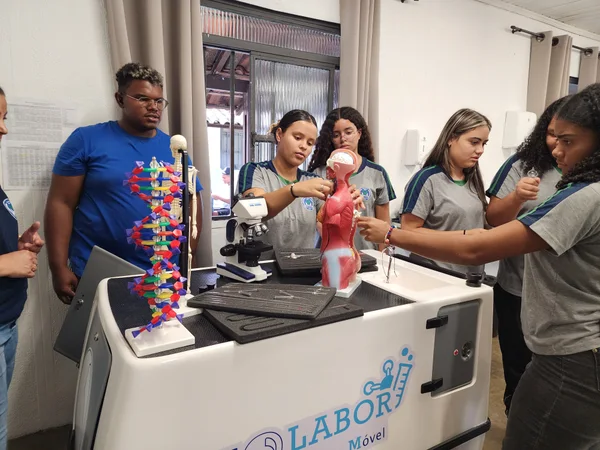 Formação fortalece uso de laboratórios móveis e amplia aulas práticas na rede estadual
