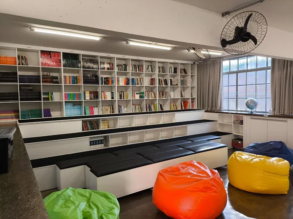 Biblioteca da Escola Estadual Doutor Tancredo de Almeida Neves, em Passos