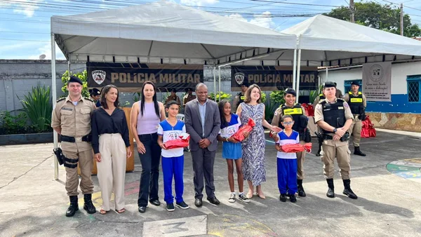 Servas recebe 135 kits escolares arrecadados pela Polícia Militar em Diamantina e reforça apoio a crianças no contraturno