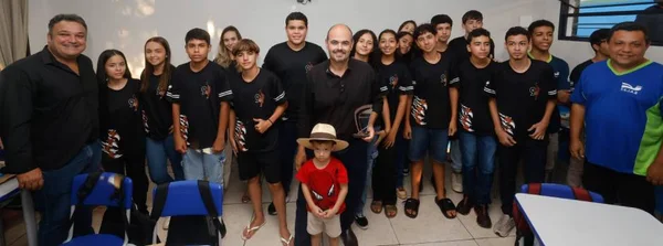 Governo de Minas vistoria escola estadual recém-reformada em Água Comprida