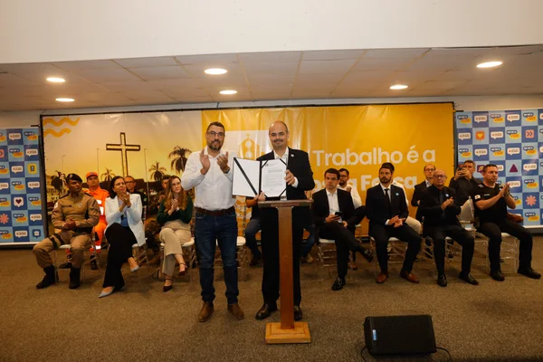 Governo de Minas transfere capital para Paracatu e anuncia retomada da pavimentação da LMG-680