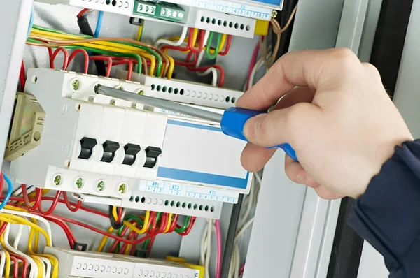 Cemig orienta sobre dispositivos simples que ajudam a reduzir riscos com energia elétrica 