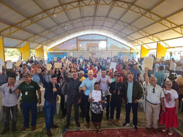 Minas entrega 156 títulos de propriedade rural em Jequitinhonha, após 34 anos de espera