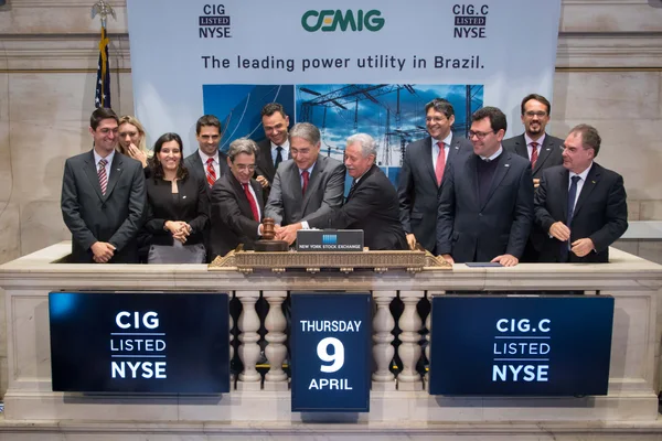 Pimentel e o presidente da Cemig, Mauro Borges, encerram o pregão na Bolsa de Nova York