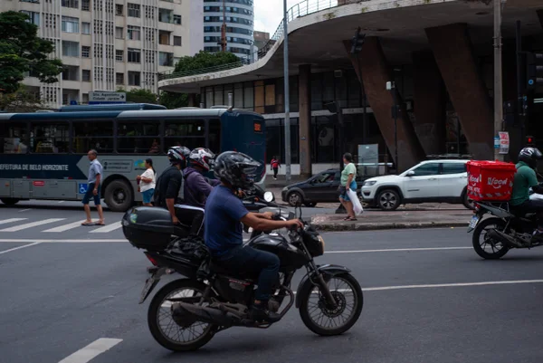 Atenção ao velocímetro: respeitar o limite de velocidade ajuda a proteger vidas