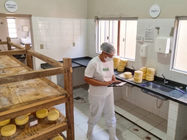 O risco é potencializado em grupos vulneráveis, como crianças menores de 5 anos, idosos, imunodeprimidos e gestantes, que apresentam maior probabilidade de desenvolver complicações graves