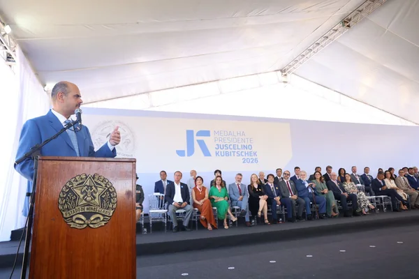 Governador de Minas participa da cerimônia de entrega da Medalha Juscelino Kubitschek, em Diamantina