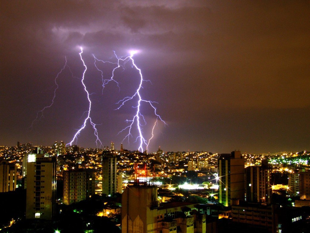 Temporais estão chegando: Cemig orienta como evitar acidentes com a rede elétrica 