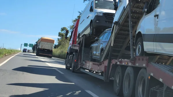 A restrição proíbe a circulação de veículos ou combinações de veículos que excedam os limites regulamentares de peso e dimensões estabelecidos pelo Conselho Nacional de Trânsito