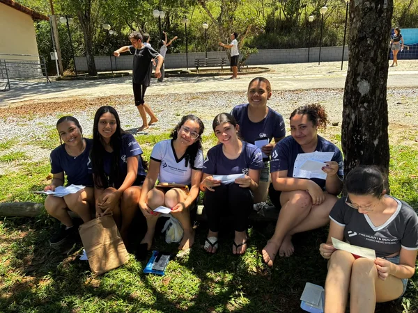 Estudantes de Pouso Alegre abriram um verdadeiro baú de memórias com várias cartas escritas ou endereçadas a eles ainda no 1º ano do Ensino Médio, em 2024