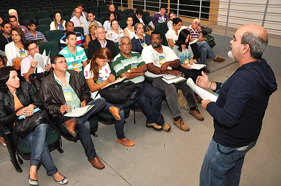Representantes de movimentos sociais debatem gestão de resíduos durante a conferência em BH