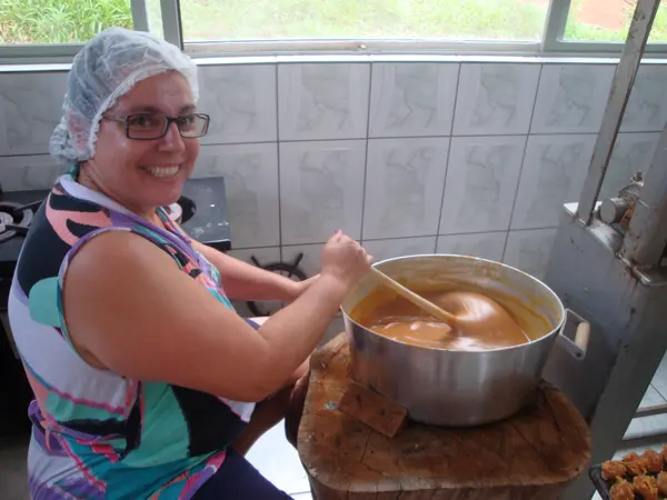 Evanir Barros, que resolveu transformar as sobras de banana em doces, tem renda mensal de R$ 1.500