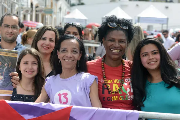 Cerca de cinco mil pessoas acompanharam diretamente da praça a entrega das comendas